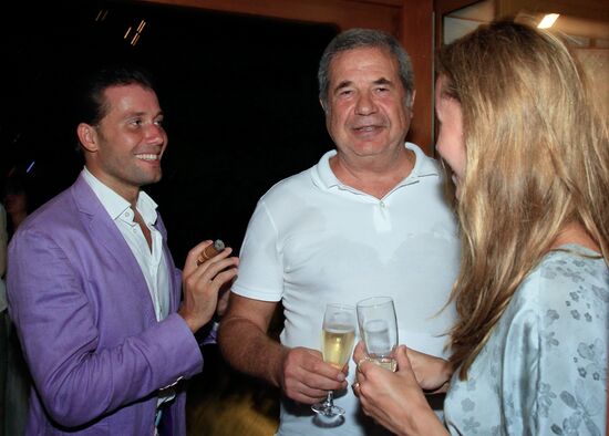 Exhibition of Andrei Sharov's paintings in Japanese Garden