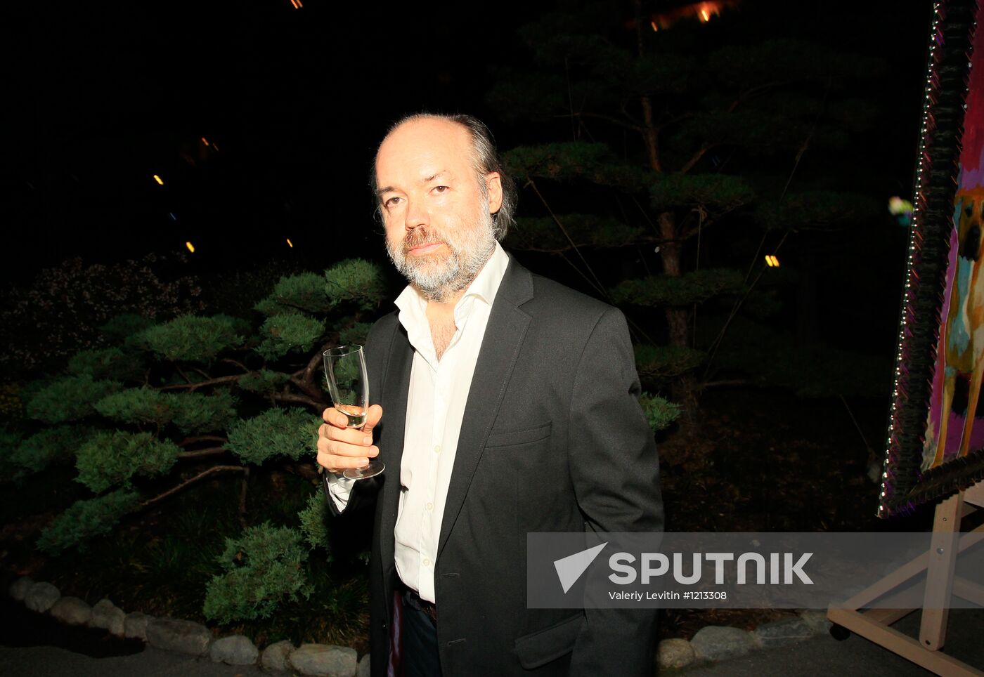 Exhibition of Andrei Sharov's paintings in Japanese Garden