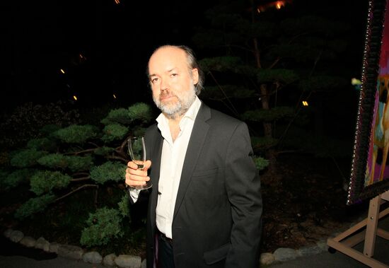 Exhibition of Andrei Sharov's paintings in Japanese Garden