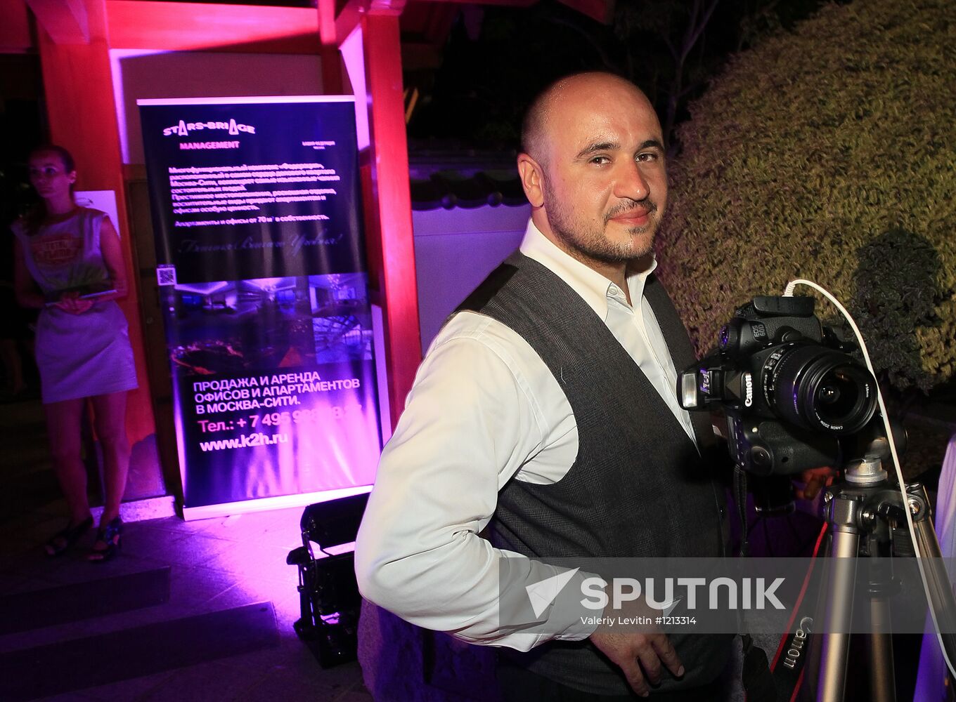 Exhibition of Andrei Sharov's paintings in Japanese Garden