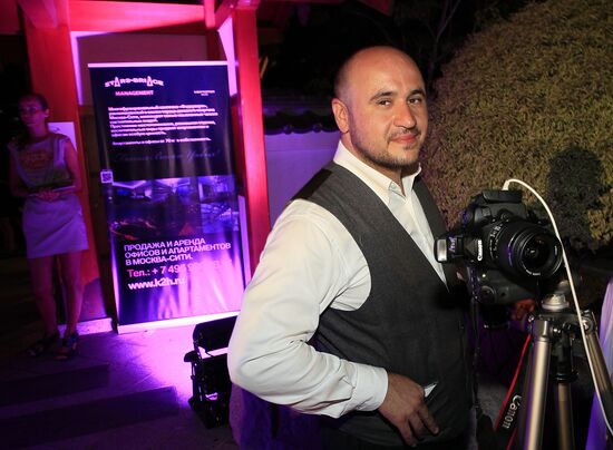 Exhibition of Andrei Sharov's paintings in Japanese Garden