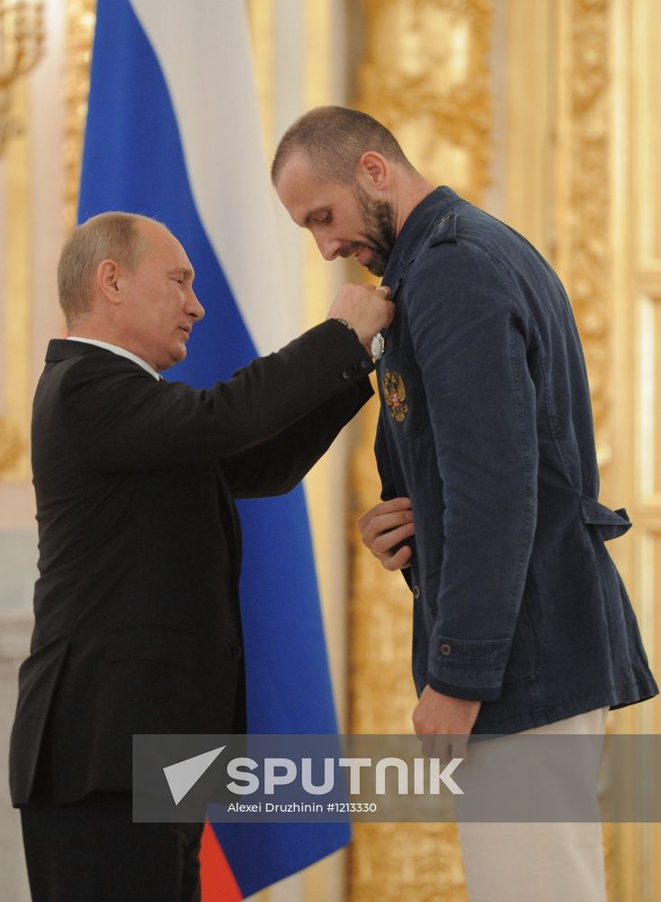 Vladimir Putin presents state awards to Russian Olympic athletes
