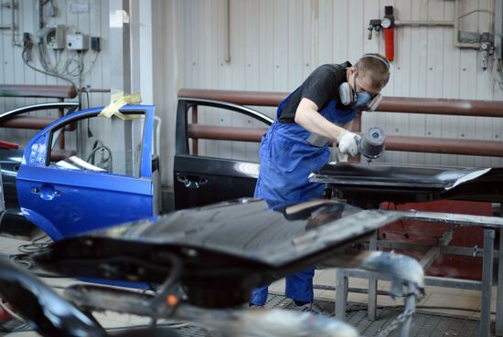 Work in car body repair service center