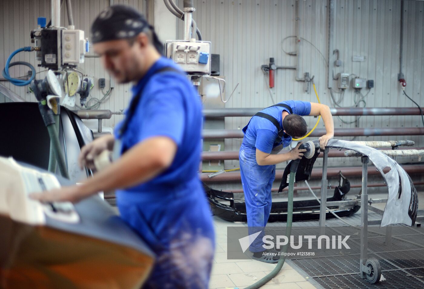 Work in car body repair service center