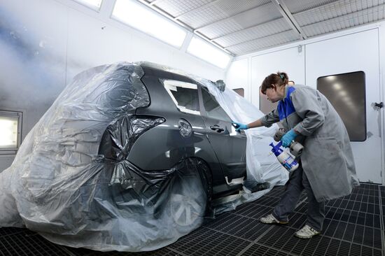 Work in car body repair service center
