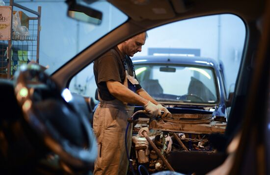 Work in car body repair service center
