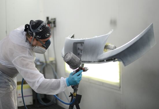 Work in car body repair service center