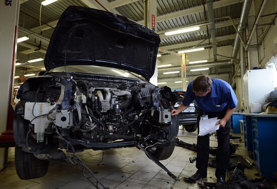 Work in car body repair service center