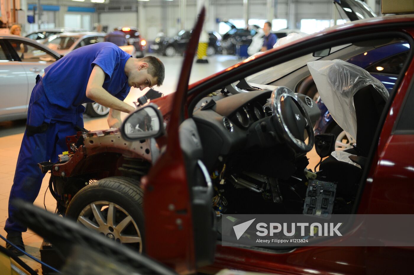 Work in car body repair service center