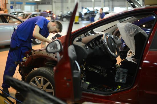 Work in car body repair service center
