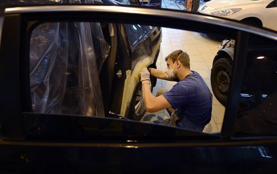 Work in car body repair service center