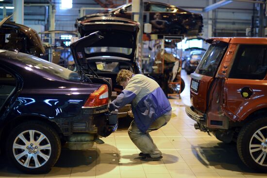 Work in car body repair service center