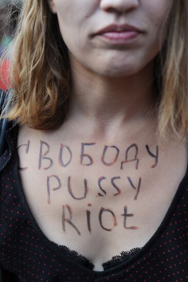 Rally to support Pussy Riot