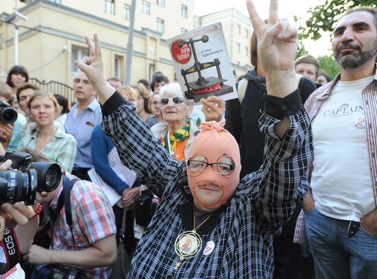 Rally to support Pussy Riot