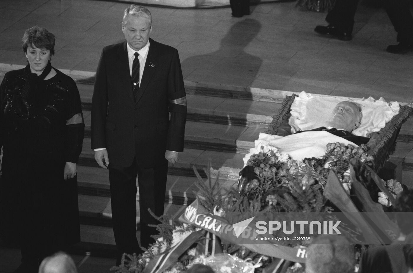 Boris Yeltsin and G. Starovoitova at funeral of Andrei Sakharov