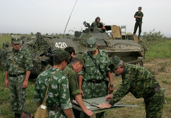 Exercises by land forces artillery batteries in Chechnya