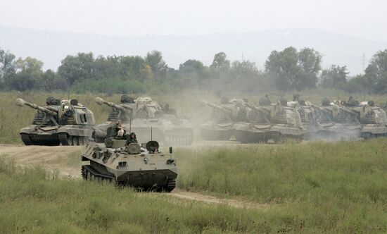 Exercises by land forces artillery batteries in Chechnya