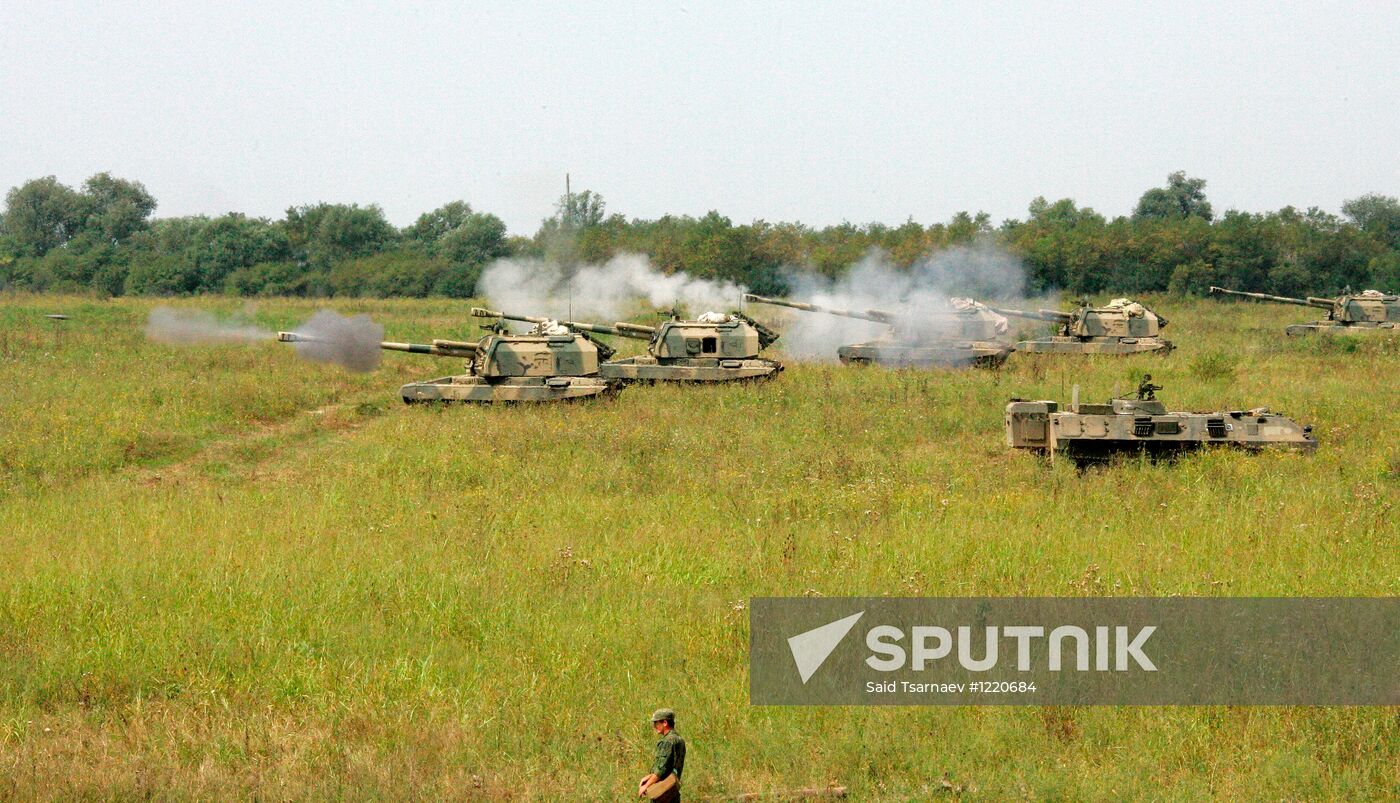 Exercises by land forces artillery batteries in Chechnya