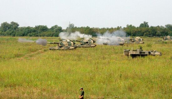 Exercises by land forces artillery batteries in Chechnya