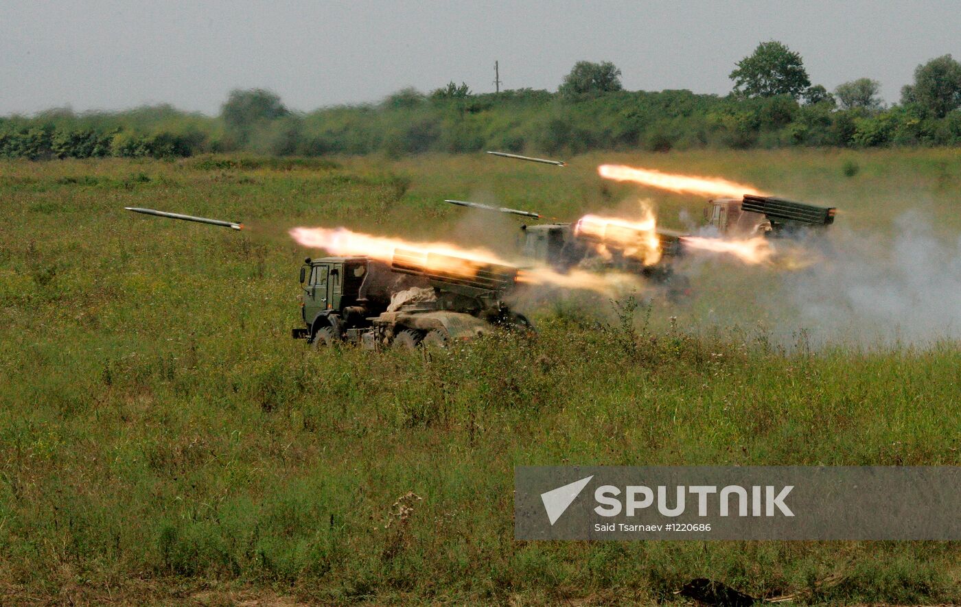 Exercises by land forces artillery batteries in Chechnya