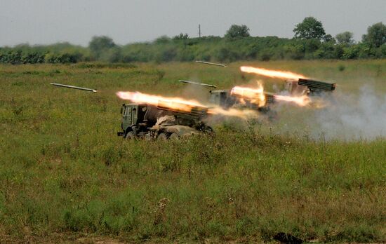Exercises by land forces artillery batteries in Chechnya