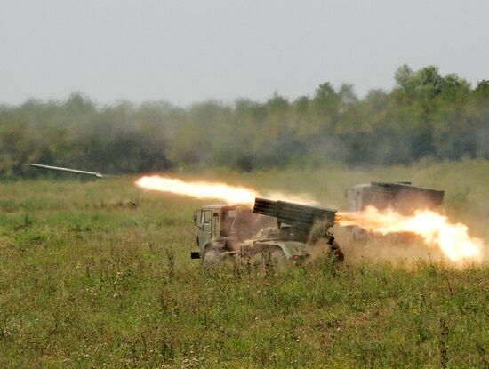 Exercises by land forces artillery batteries in Chechnya