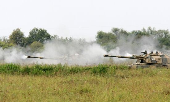 Exercises by land forces artillery batteries in Chechnya