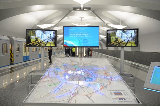 Moscow Mayor visits new metro station "Novokosino"