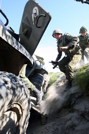 Marine and paratroopers landing drill in Kaliningrad Region