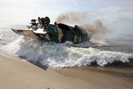 Marine and paratroopers landing drill in Kaliningrad Region