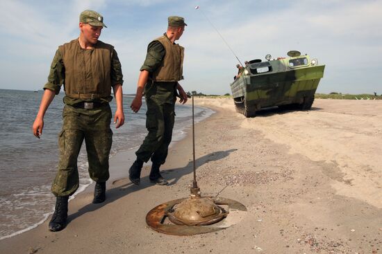 Marine and paratroopers landing drill in Kaliningrad Region