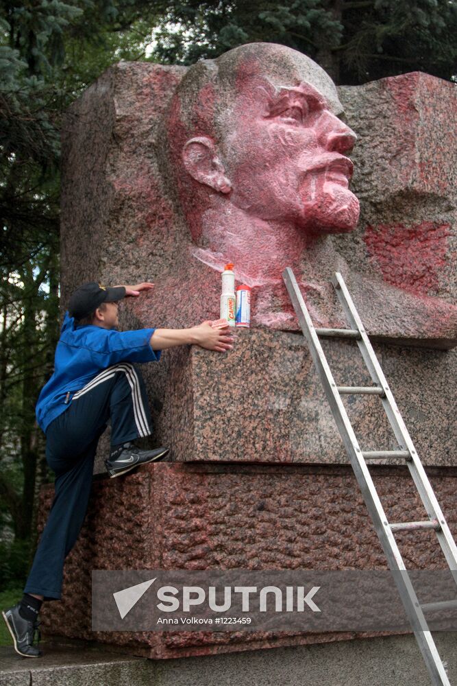 Vandals poured paint on monument to Vladimir Lenin