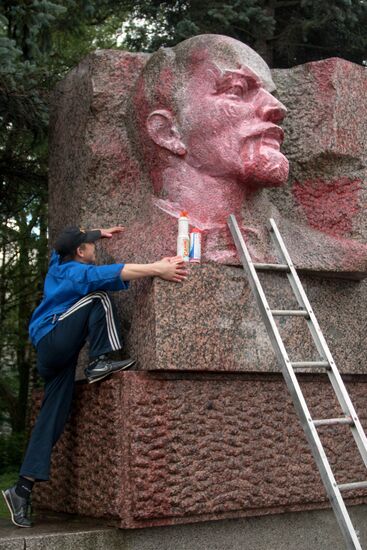 Vandals poured paint on monument to Vladimir Lenin