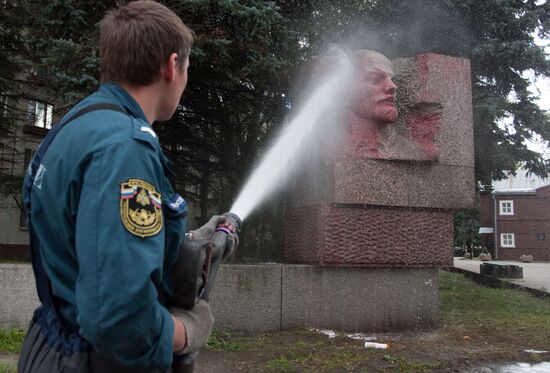 Vandals poured paint on monument to Vladimir Lenin