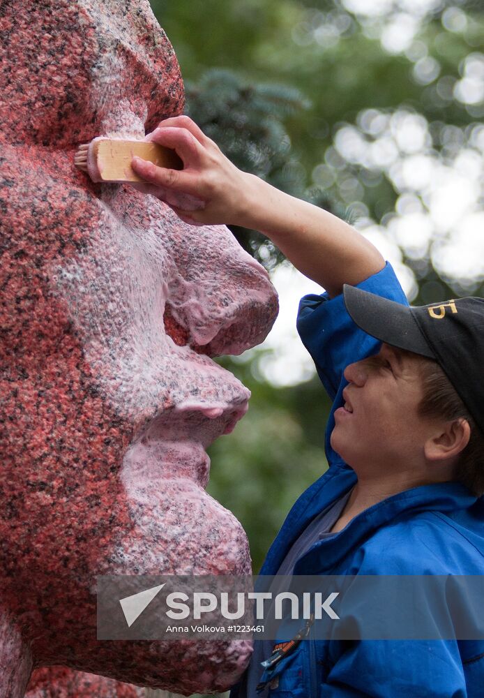 Vandals poured paint on monument to Vladimir Lenin