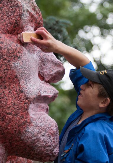 Vandals poured paint on monument to Vladimir Lenin