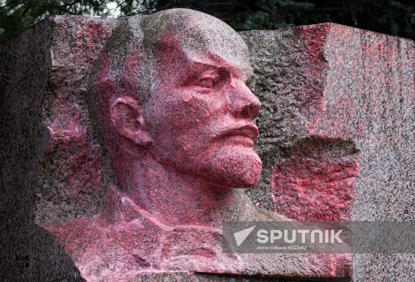 Vandals poured paint on monument to Vladimir Lenin