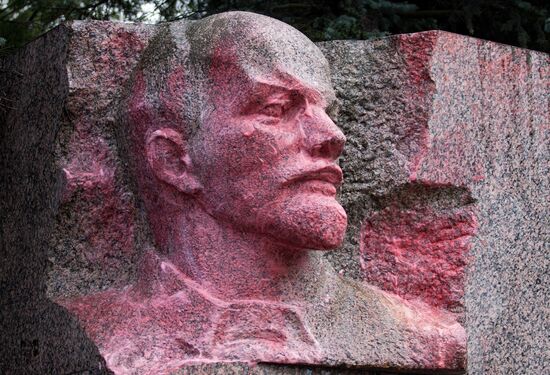 Vandals poured paint on monument to Vladimir Lenin
