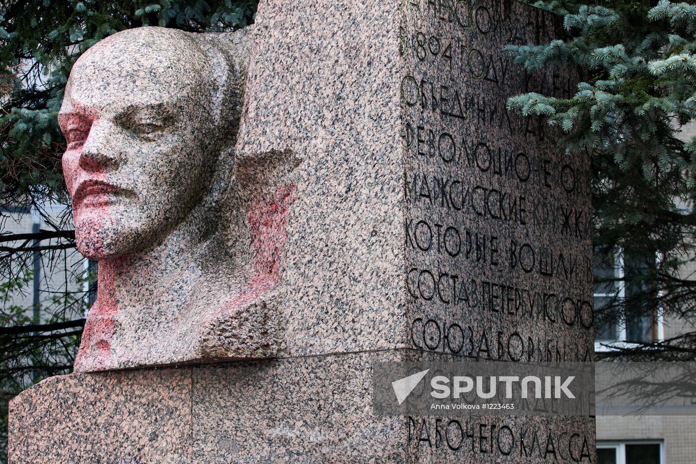 Vandals poured paint on monument to Vladimir Lenin