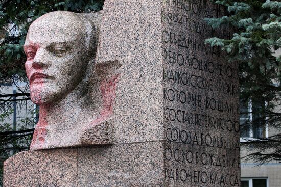 Vandals poured paint on monument to Vladimir Lenin