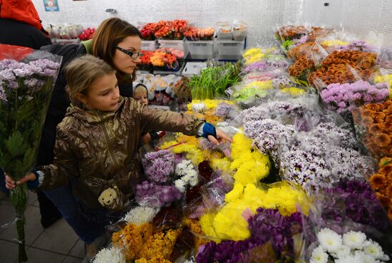 Selling flowers before the start of the school year in Moscow