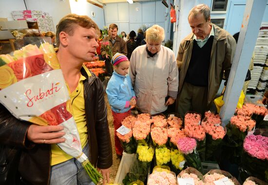 Selling flowers before the start of the school year in Moscow
