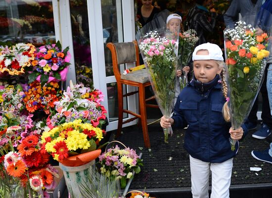Selling flowers before the start of the school year in Moscow