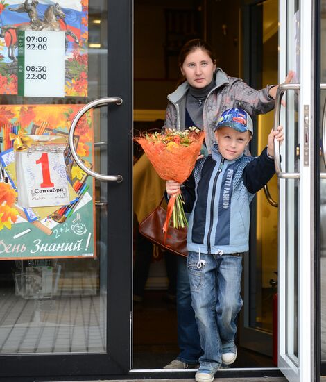 Selling flowers before the start of the school year in Moscow