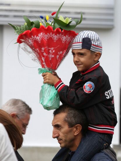 Selling flowers before the start of the school year in Moscow