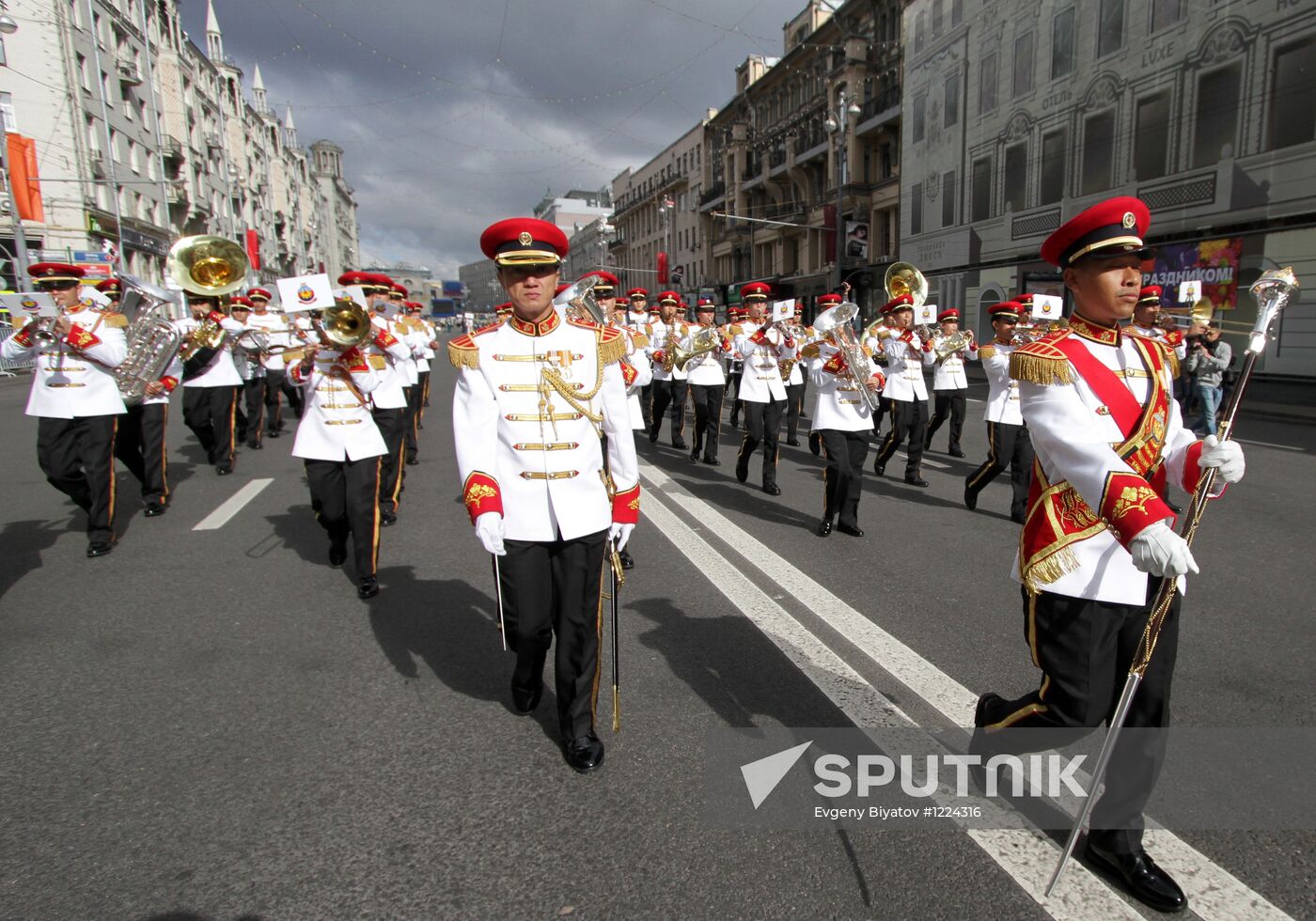 Spasskaya Tower Festival participants march on Moscow streets