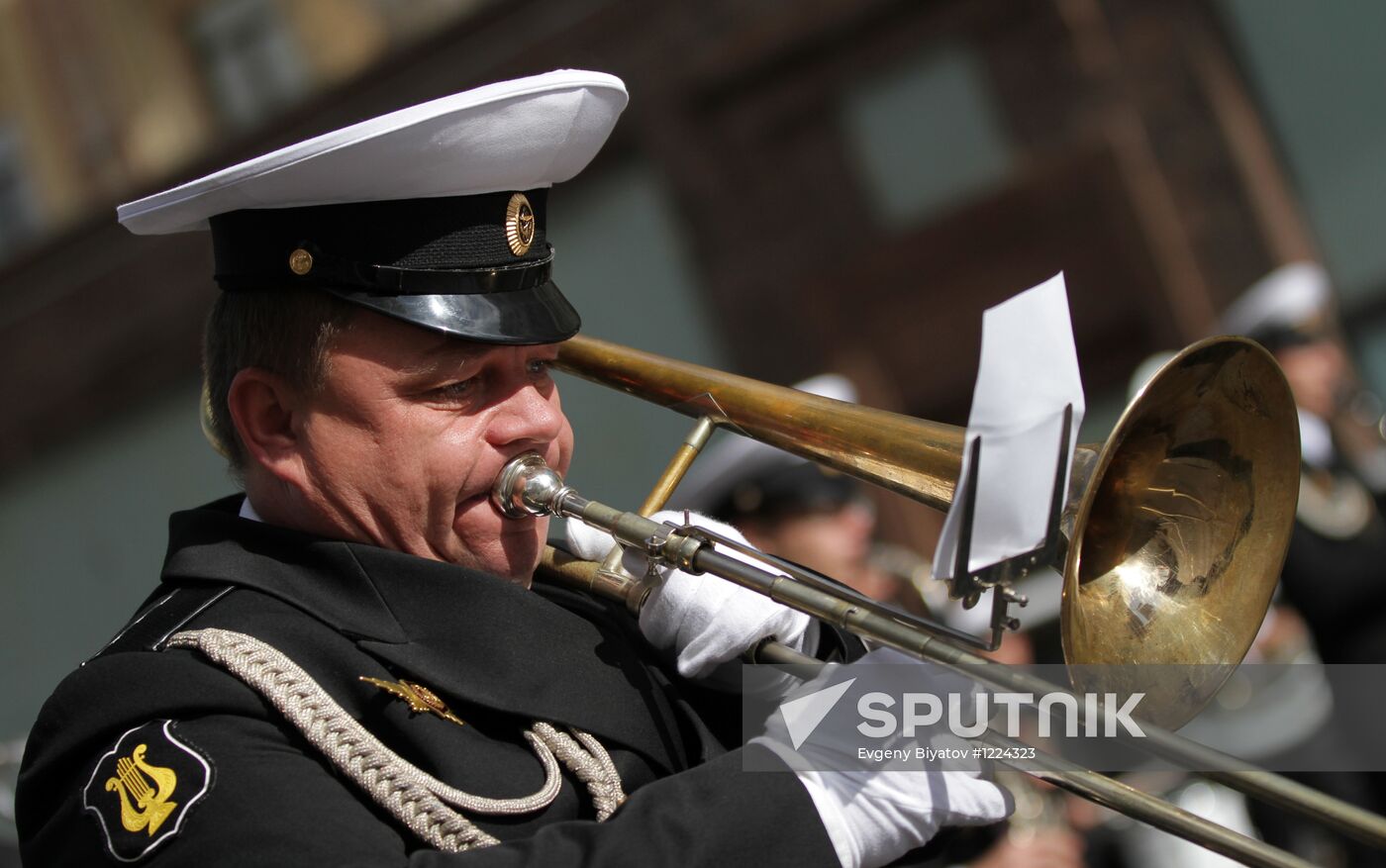 Spasskaya Tower Festival participants march on Moscow streets