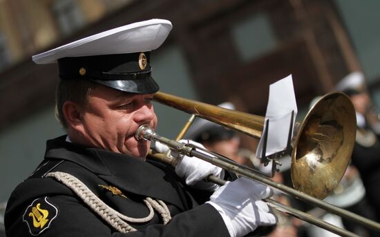 Spasskaya Tower Festival participants march on Moscow streets