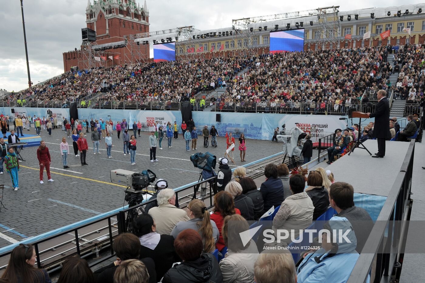 Vladimir Putin attends Moscow's City Day opening ceremony