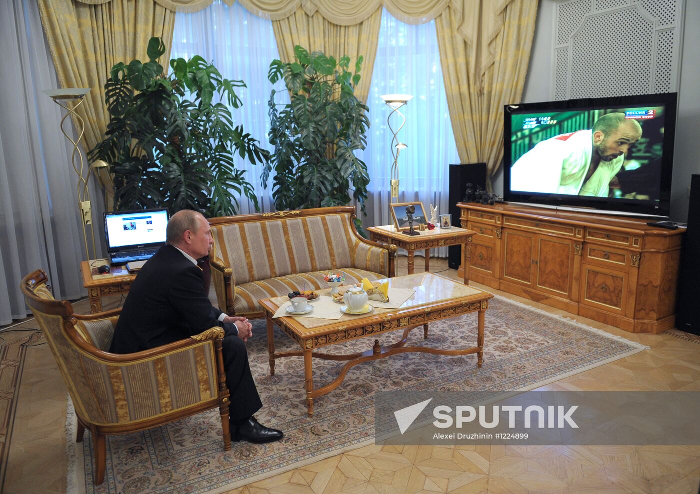 Vladimir Putin watches broadcast of Russian judo wrestlers